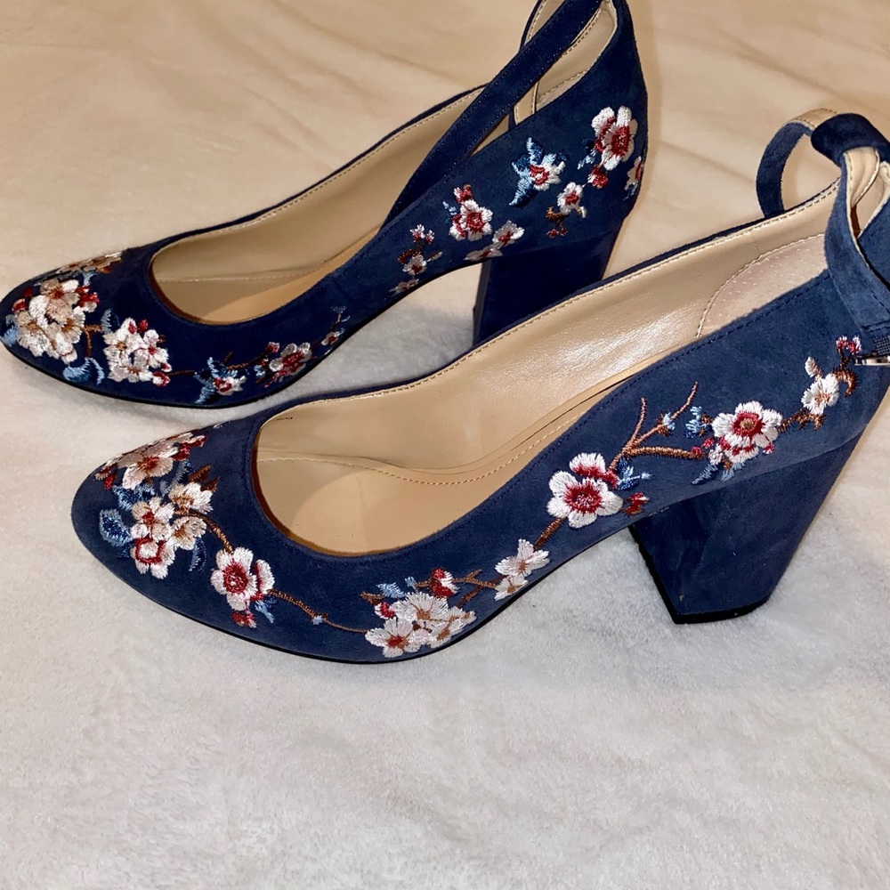 White House Black Market navy blue heels size 6